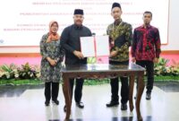 Penandatangan oleh Bupati Kukar Edi Damansyah bersama Ketua KPU Kukar Purnomo dan Ketua Bawaslu Kukar Teguh Wibowo di Pendopo Odah Etam (ist)