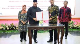 Penandatangan oleh Bupati Kukar Edi Damansyah bersama Ketua KPU Kukar Purnomo dan Ketua Bawaslu Kukar Teguh Wibowo di Pendopo Odah Etam (ist)