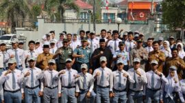 FOTO : BUPATI KUKAR EDI DAMANSYAH BERSAMA PULUHAN SISWA/SISWI