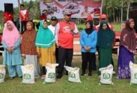 Foto : Bupati Kukar Edi Damansyah serahkan bansos kepada masyarakat (foto : infonusa.co/ho)