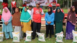 Foto : Bupati Kukar Edi Damansyah serahkan bansos kepada masyarakat (foto : infonusa.co/ho)