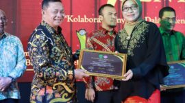 Foto : Anggota Komisi I DPRD Kaltim, Jahidin (kiri), saat menghadiri Malam Anugerah Penyiaran KPID Kaltim 2023, dan menerima pengharagaan sebagai mitra strategis KPID Kaltim. 