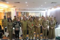 Kepala DPMPD Kaltim Anwar Sanusi bersama peserta rapat percepatan pembangunan desa. (Ft : ist) 