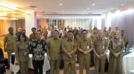 Kepala DPMPD Kaltim Anwar Sanusi bersama peserta rapat percepatan pembangunan desa. (Ft : ist) 