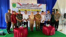 Kunjungan Bupati dan Wakil Bupati Berau di TPS pelaksanaan Pilkakam. (Ft : ist) 