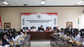 Foto : Anggota Komisi III DPRD Kaltim, Ali Hamdi, saat menerima Kunjungan puluhan murid SD YPPSB 1 Sangatta. 