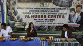 Foto : Ketua Pansus pembahas Ranperda Fasilitasi Penyelenggaraan Pendidikan Pondok Pesantren, Mimi Meriami BR Pane (tengah) saat berkunjung ke pesantren yang ada di Kabupaten Kutai Kartanegara (Kukar). 