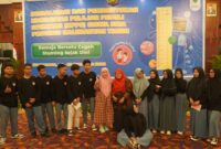 Sub Koordinator Peserta Didik dan Pembangunan Karakter Disdikbud Kaltim, Siti Aminah saat bersama siswa SMA se Kaltim.