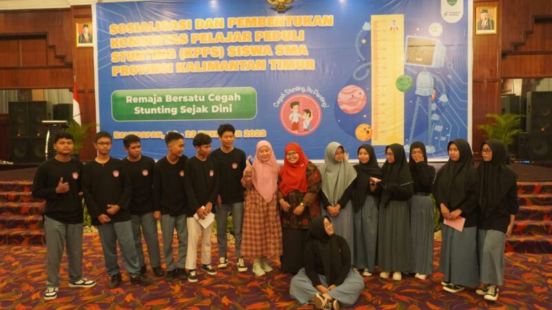 Sub Koordinator Peserta Didik dan Pembangunan Karakter Disdikbud Kaltim, Siti Aminah saat bersama siswa SMA se Kaltim.