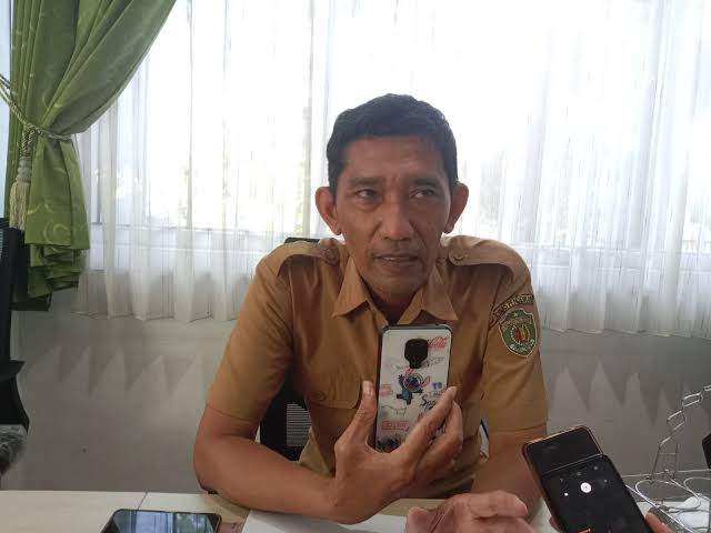 Kepala Sekolah SMA 16 Samarinda Abdul Rozak saat di wawancarai. (ist)