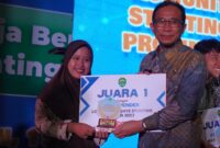 Penyerahan penghargaan kepada pemenang kategori Filem Pendek.