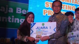 Penyerahan penghargaan kepada pemenang kategori Filem Pendek.