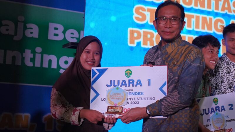 Penyerahan penghargaan kepada pemenang kategori Filem Pendek.