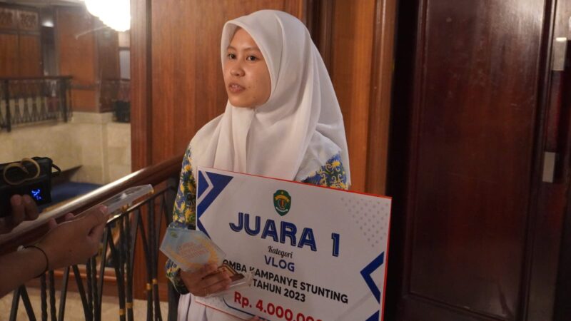 Juara 1 kategori vidio vlog saat diwawancarai.