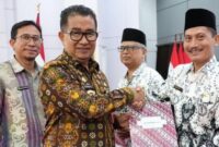 Ket: Penyerahan SK kepada 20 kepala sekolah oleh Pj Gubernur Kaltim Akmal Malik (ist)