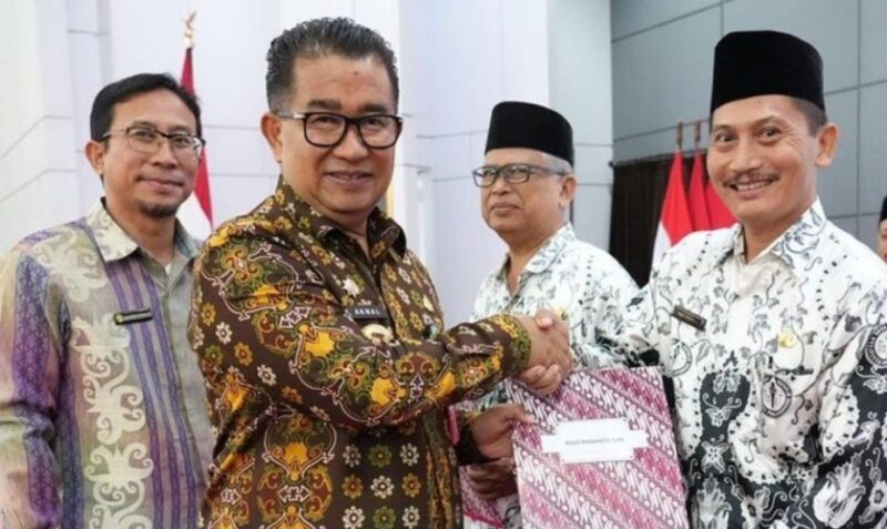 Ket: Penyerahan SK kepada 20 kepala sekolah oleh Pj Gubernur Kaltim Akmal Malik (ist)