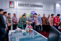 Foto: Kepala Diskdikbud Kaltim bersama para kepala sekolah dari Kabupaten Kubar yang menerima bantuan mobil operasional (ist)