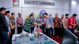 Foto: Kepala Diskdikbud Kaltim bersama para kepala sekolah dari Kabupaten Kubar yang menerima bantuan mobil operasional (ist)