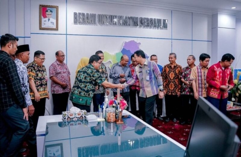 Foto: Kepala Diskdikbud Kaltim bersama para kepala sekolah dari Kabupaten Kubar yang menerima bantuan mobil operasional (ist)