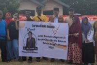 Wakil Ketua Dprd Kabupaten Kutai Kartanegara, Alif Turiadi saat menyerahkam bantuan tandon kepada warga desa Teratak