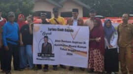 Wakil Ketua Dprd Kabupaten Kutai Kartanegara, Alif Turiadi saat menyerahkam bantuan tandon kepada warga desa Teratak