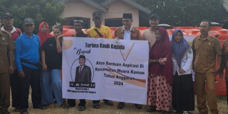 Wakil Ketua Dprd Kabupaten Kutai Kartanegara, Alif Turiadi saat menyerahkam bantuan tandon kepada warga desa Teratak