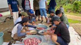 Peringati Idul Adha Warga Buton Samarinda lakukan peyembelihan hewan kurban. 