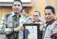 Penyerahan penghargaan oleh Wali Kota Samarinda Andi Harun kepada Sekretaris DPRD Kota Samarinda Agus Tri Sutanto