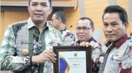 Penyerahan penghargaan oleh Wali Kota Samarinda Andi Harun kepada Sekretaris DPRD Kota Samarinda Agus Tri Sutanto