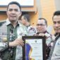 Penyerahan penghargaan oleh Wali Kota Samarinda Andi Harun kepada Sekretaris DPRD Kota Samarinda Agus Tri Sutanto