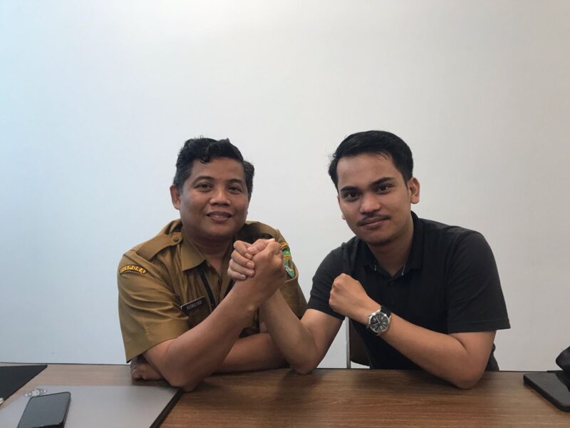 Rusmulyadi dan Irwansyah Melakukan Kompak Sebagai Simbol Kesepakatan Rapat Kerja Pemuda