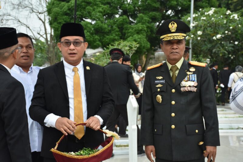 foto : Anggota DPRD Kaltim, Sapto Hadiri Upacara Hari Pahlawan ke-79. (Humas Sekretariat DPRD Kaltim)