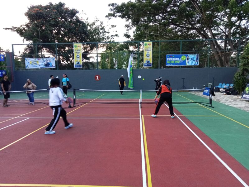 Para Pelajar Bermain Olaharaga Picklee Ball