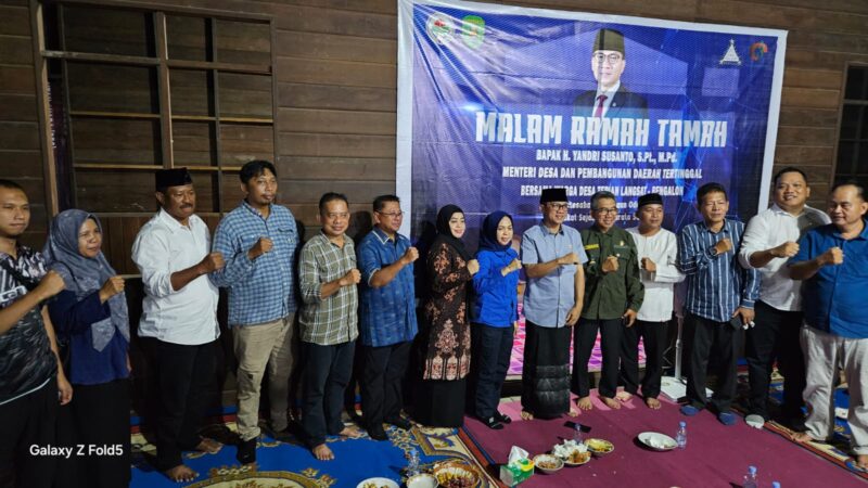 Mendes PDT, H. Yandri Susanto, bersama Anggota Komis II DPR RI, Edi Oloan Pasaribu, ST, MM, dan Anggota DPRD Kaltim, Sigit Wibowo, dan Baharuddin Demu lakukan kunjungan kerja ke Desa Tepian Langsat dan Desa Perangat Baru. (foto : IN)