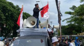 Aksj Jamper di depan Graha Pertamina Jakarta
