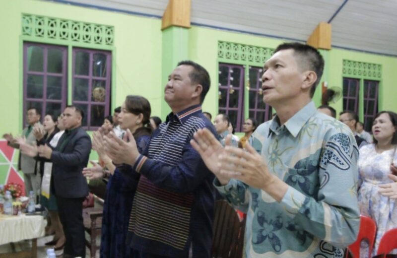 Wakil Ketua DPRD Kaltim, Ekti Emanuel saat menghadiri perayaan Natal Tahun 2024 di Gereja Kemah Injil Indonesia (GKII) Jemaat Sion Malapeh