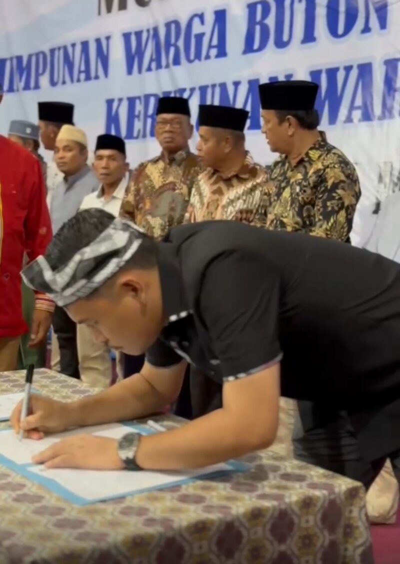 Penandatangan Berita Acara Oleh Anggota Komisi IV DPRD Samarinda, Abdul Muis. 