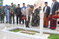 Ketua DPRD Kota Samarinda, Helmi Abdullah melakukan upacara tabur bunga di makam Daeng Mangkona, Taman Makam Pahlawan, Samarinda. (Foto : Ist)