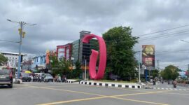 Foto Tugu Pesut di Simpang Lembuswana, Samarinda