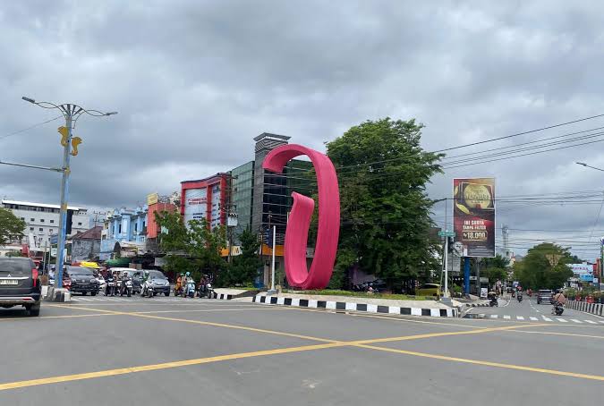 Foto Tugu Pesut di Simpang Lembuswana, Samarinda