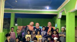 Foto bersama anak-anak di Langgar Al-Kautsar Batu Cermin, Samarinda 