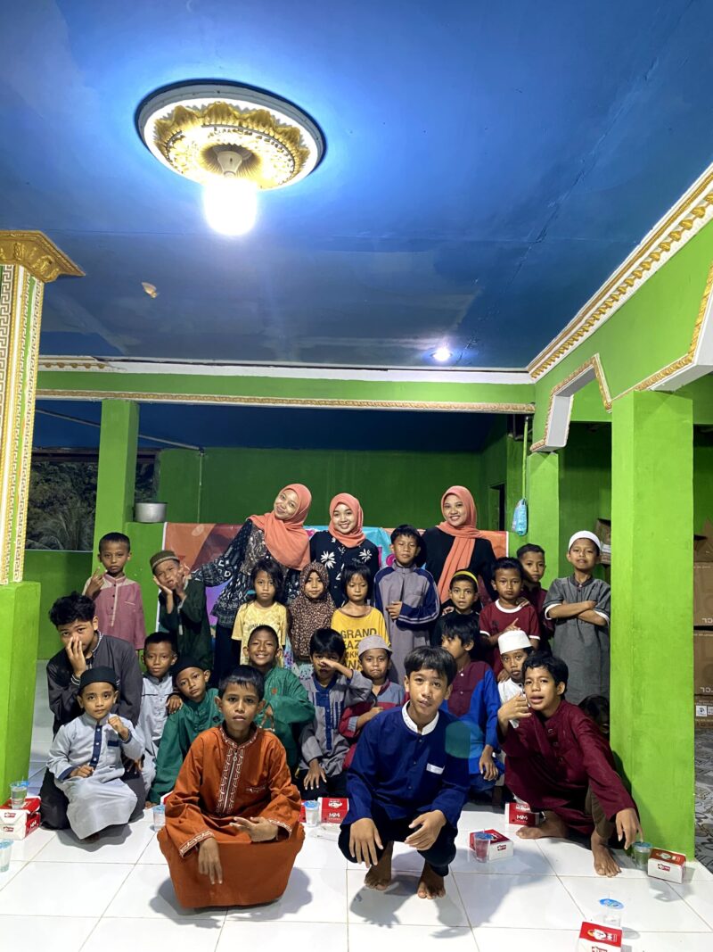 Foto bersama anak-anak di Langgar Al-Kautsar Batu Cermin, Samarinda 