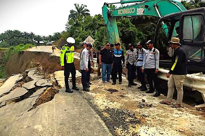 Kawasan Jalan Poros Kubar - Mahulu yang Terdampak Kejadian Tanah Longsor. (ist)