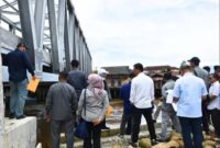 Pansus LKPJ Gubernur Kaltim Tinjau Jembatan Kuala Samboja, Kutai Kartanegara. (Humas DPRD Kaltim)