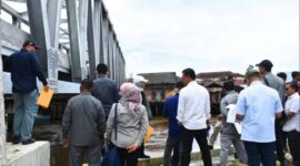 Pansus LKPJ Gubernur Kaltim Tinjau Jembatan Kuala Samboja, Kutai Kartanegara. (Humas DPRD Kaltim)