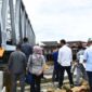 Pansus LKPJ Gubernur Kaltim Tinjau Jembatan Kuala Samboja, Kutai Kartanegara. (Humas DPRD Kaltim)
