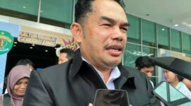 Ketua DPRD Kaltim, Hasanuddin Mas'ud saat menghadiri pelaksanaan launching Program Gratispol di Plenary Hall GOR Kadrie Oening Sempaja Samarinda. (Foto : Humas DPRD Kaltim)