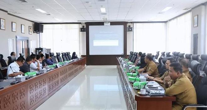 RDP Bersama DLH Terkait Kasus Aktivitas Ilegal Pabrik Sawit PT KSM (Humas DPRD Kaltim : Foto)
