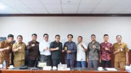 Ketua, Wakil Ketua dan Anggota BK DPRD Kaltim menerima kunjungan kerja dari BK DPRD Sukabumi. (Foto : Humas DPRD Kaltim)