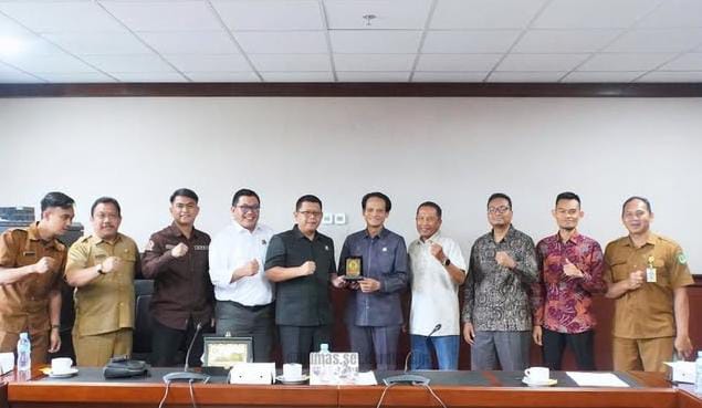 Ketua, Wakil Ketua dan Anggota BK DPRD Kaltim menerima kunjungan kerja dari BK DPRD Sukabumi. (Foto : Humas DPRD Kaltim)